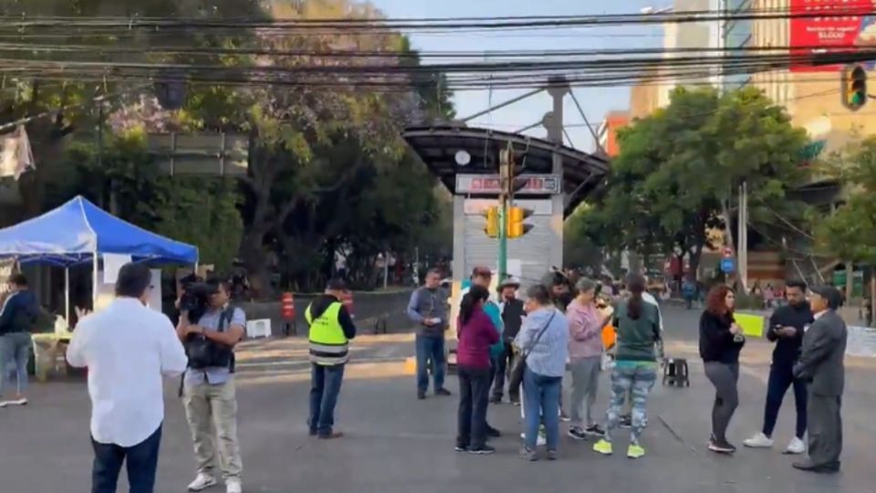 Bloqueo en Insurgentes por agua contaminada