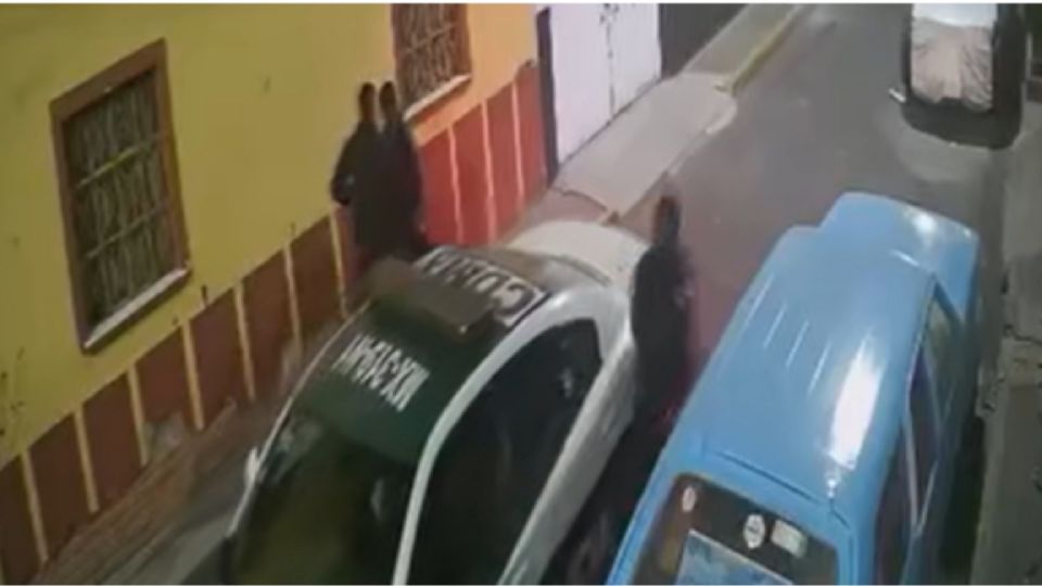 En las imágenes los elementos agreden a un hombre que se encuentra sentado en el suelo