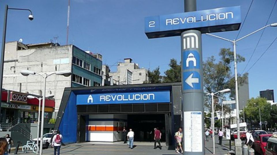 Elevador de Revolución se atora con gente adentro