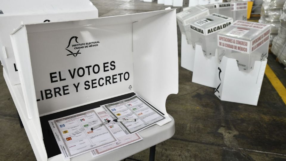 Boletas y mamparas que se utilizarán en la jornada electoral del 2 de junio.