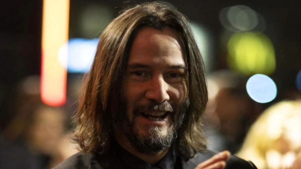 Keanu Reeves aparece con muleta tras fracturarse la rodilla durante el rodaje de una película