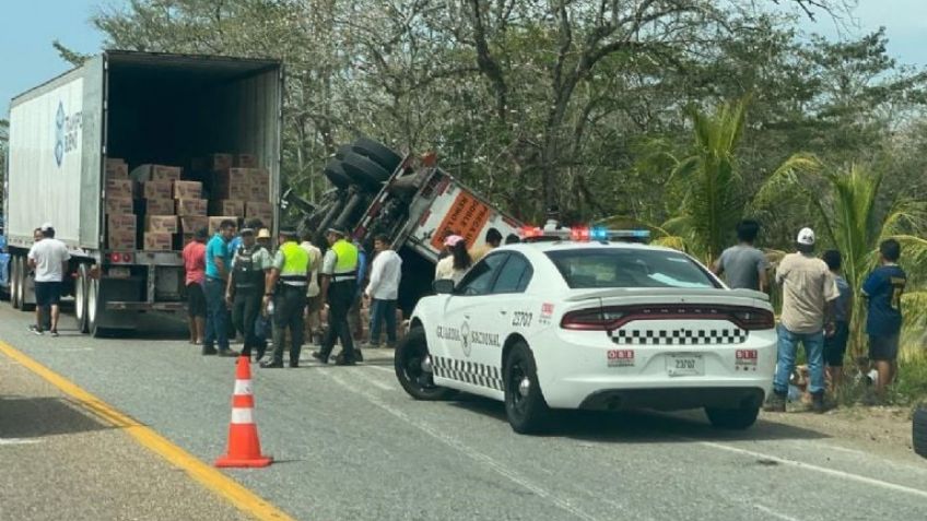 Pobladores roban mercancía en volcadura de tráiler; chofer buscaba evitar asalto