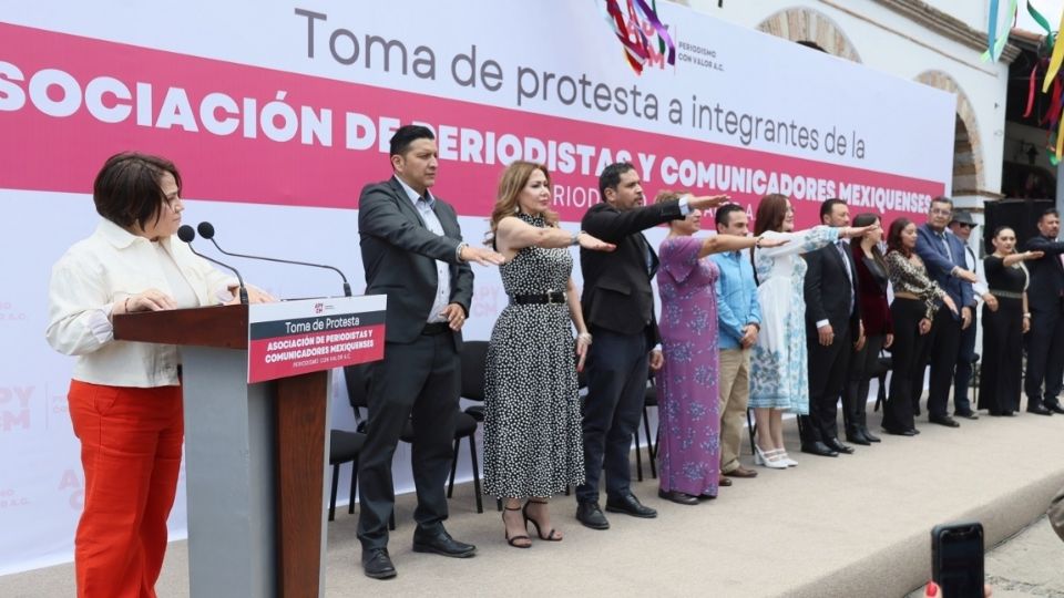 En el Día del Periodista Mexiquense, a nombre de la Mandataria estatal, reconoció al gremio de comunicadores por su labor informativa.