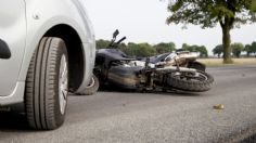 IMAGÉNES FUERTES: Muere motociclista tras impactarse contra tráiler por circular en sentido contrario