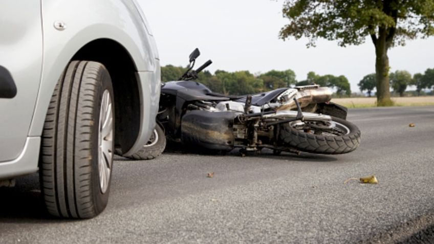 Fatal accidente: auto choca contra un motociclista; biker sale volando 20 metros de distancia