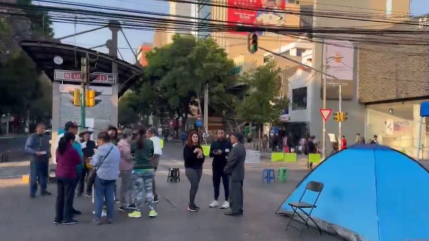 Suma 6 días bloqueo en Insurgentes y Xola por agua contaminada en Benito Juárez