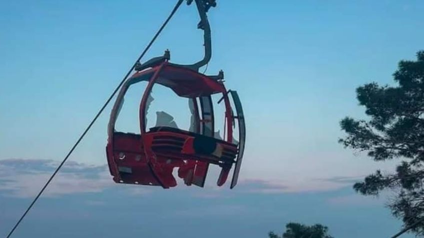 Teleférico choca con poste y se desploma; muere una persona