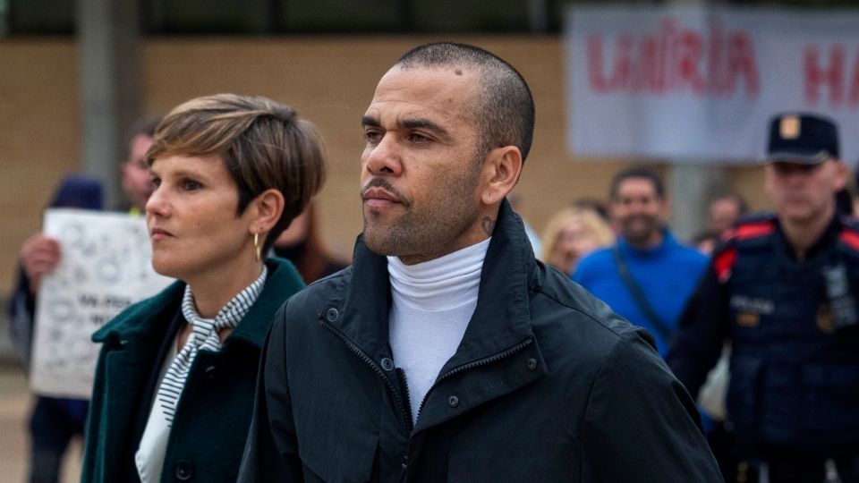 Dani Alves e Inés Guardiola tras pagar la fianza de 1 millón de euros