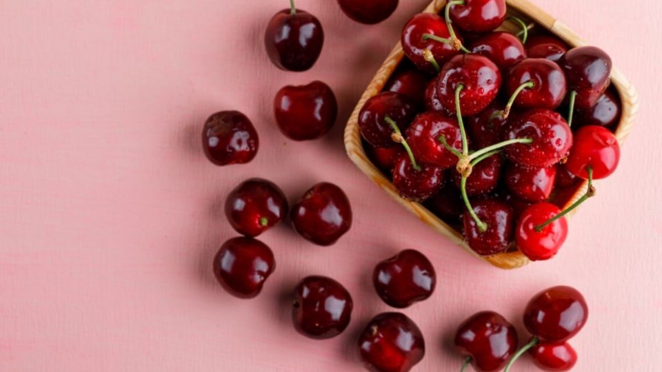 Un plato con ricas cerezas.