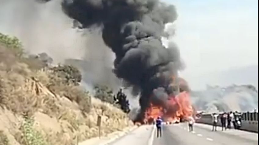 Choque de 2 camiones provoca fuerte incendio en autopista Arco Norte en dirección a Puebla