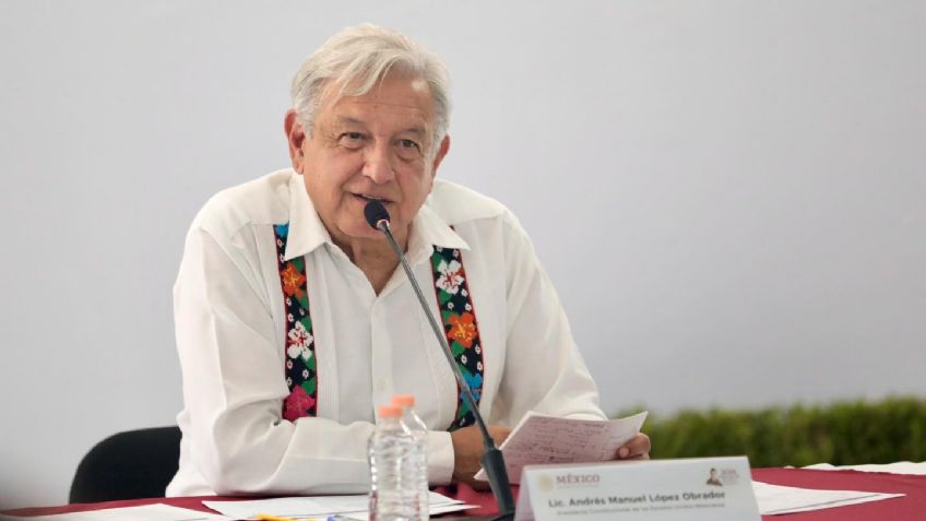 AMLO supervisa entrada de zona libre en Chetumal con Mara Lezama