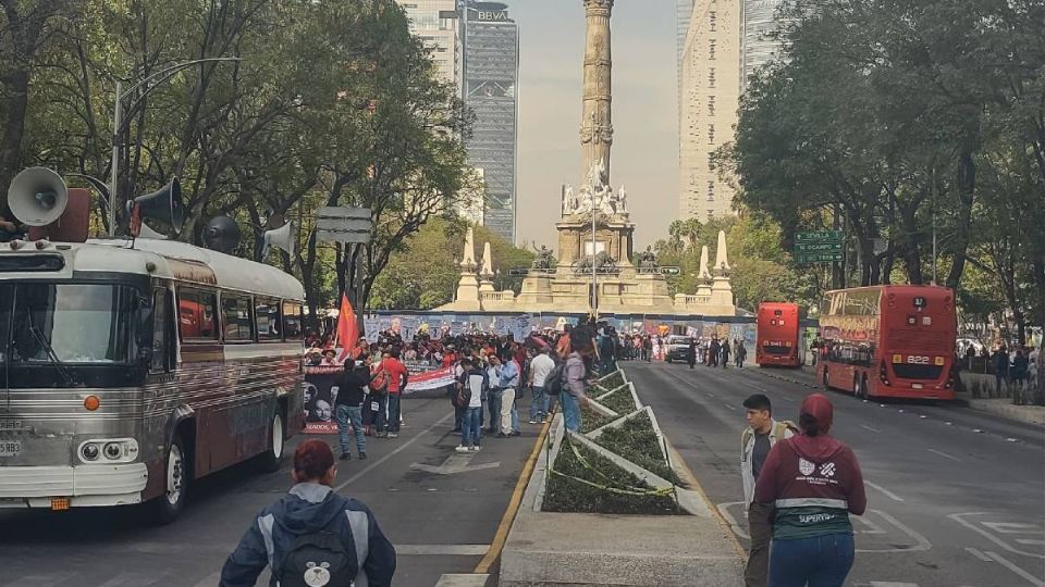 Los trabajadores de la CNTE llegaron al Ángel de la Independencia.