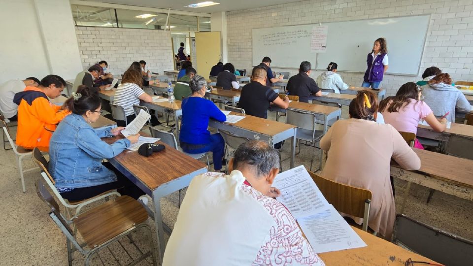 Aspirantes realizan la prueba aplicada por el IECM.