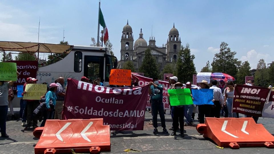 Militantes de Morena protestan contra las candidaturas del partido en Edomex.