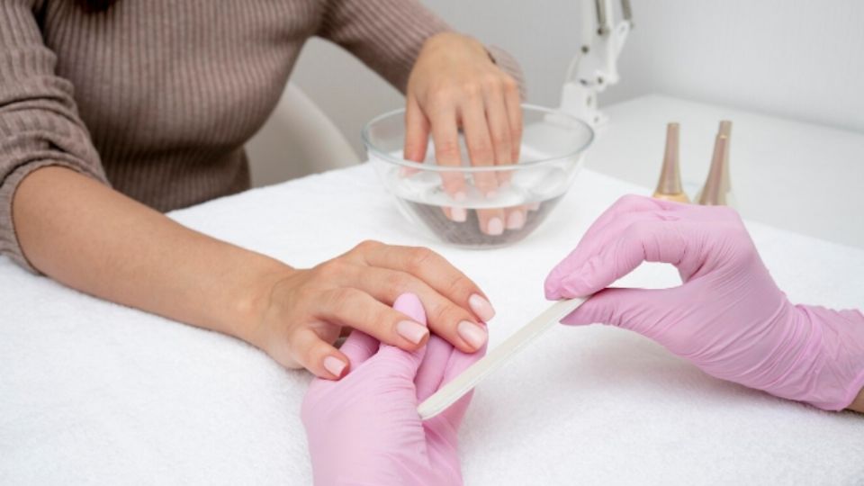 Hay un mito que señala que ponerse uñas de gel seguido aumenta el riesgo de que contraigas herpes en las manos.