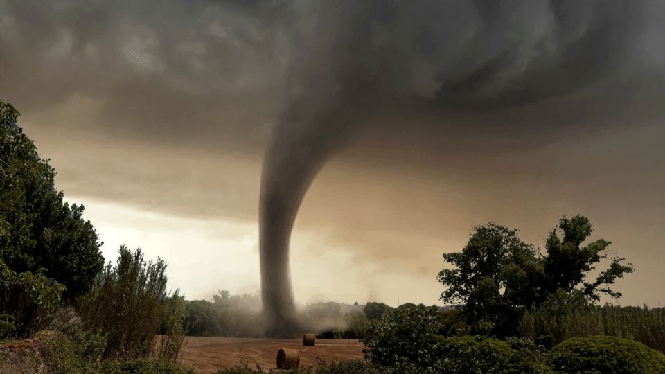 Ante un tornado, autoridades recomiendan seguir medidas de prevención.