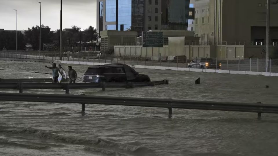 Las autoridades movilizaron camiones cisterna para retirar el agua acumulada en carreteras y autovías.