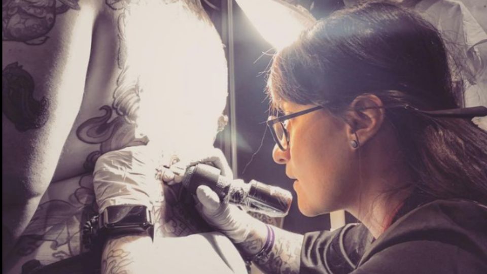 Doona lleva 10 años tatuando sus diseños en la piel de las personas.