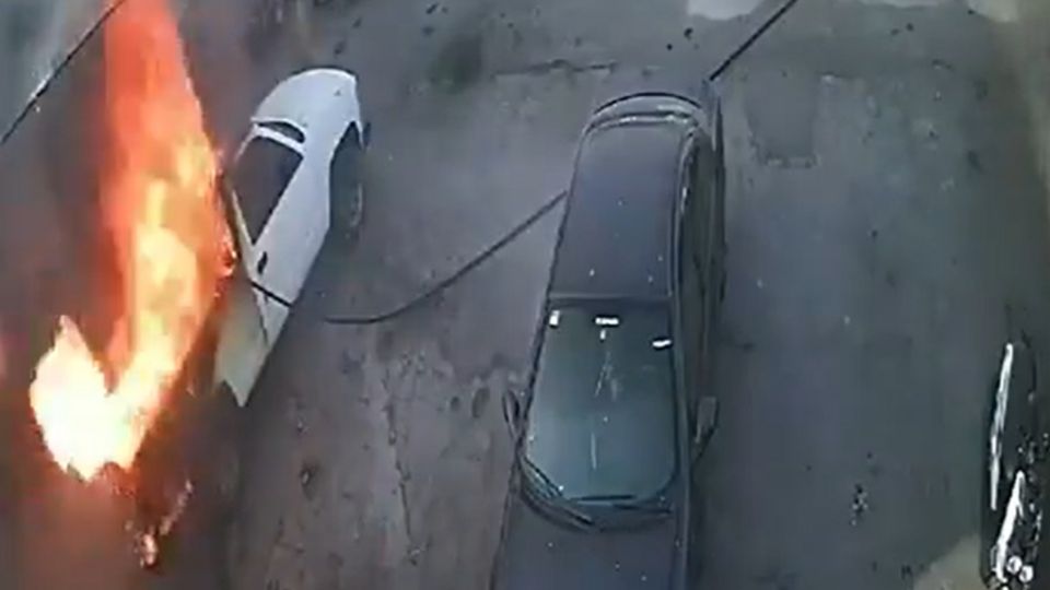 El tanque de gas lanzó un flamazo frente a un trabajador