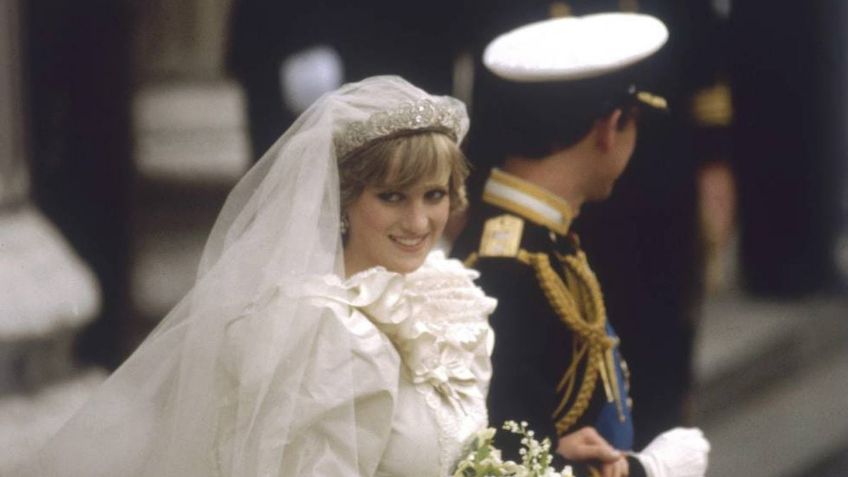 El diseñador del vestido de novia de la princesa Diana lanza línea de ropa "barata"