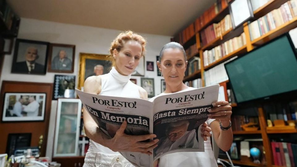 Claudia Sheinbaum leyendo la edición especial del periódico