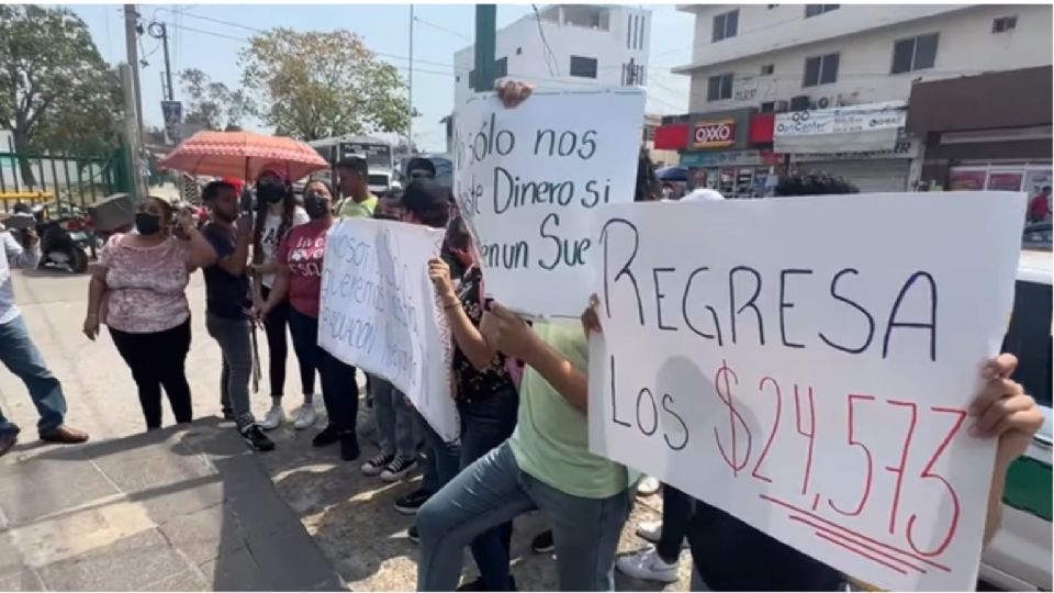 Las universitarias se manifestaron a las afueras del IMSS