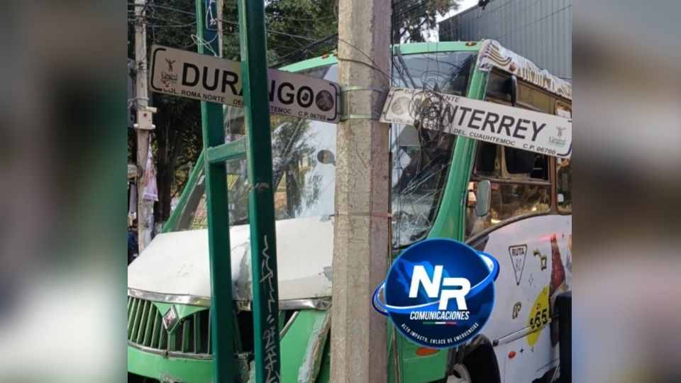 El microbús impactó directamente contra un poste entre la calle Durango