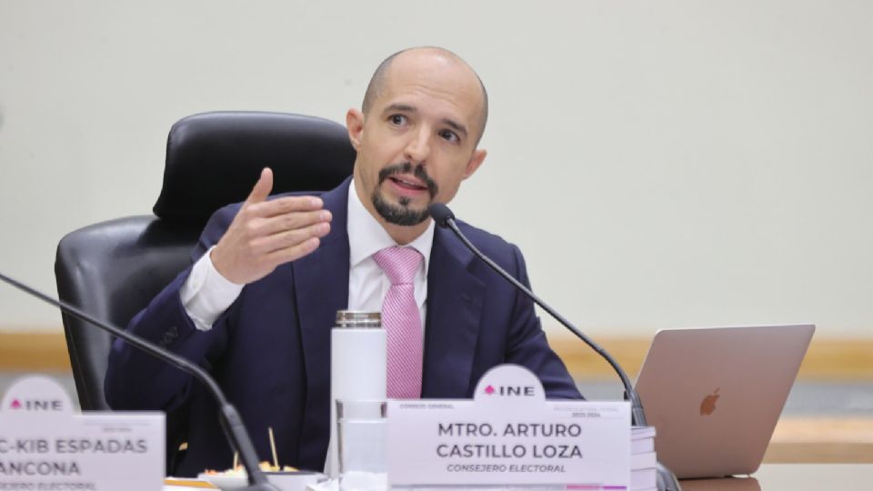 Arturo Castillo, consejero del Instituto Nacional Electoral, en la sesión de este jueves.