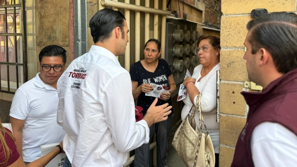 Durante un recorrido, Torruco recibió decenas de demandas vecinales.