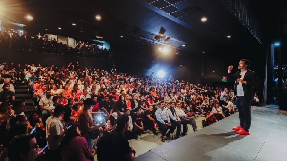 Jorge Álvarez Máynez sostuvo encuentros con jóvenes de la Universidad Autónoma de Sinaloa para abordar diversos temas