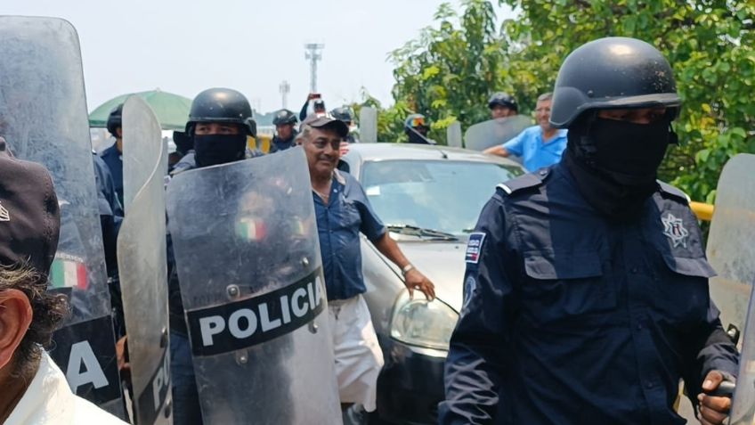 Policías desalojan protesta de extrabajadores de Pemex en Villahermosa