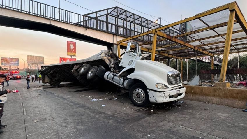 Tardará varias horas retiro de tráiler que volcó y afectó Línea 5 del Metro: Batres