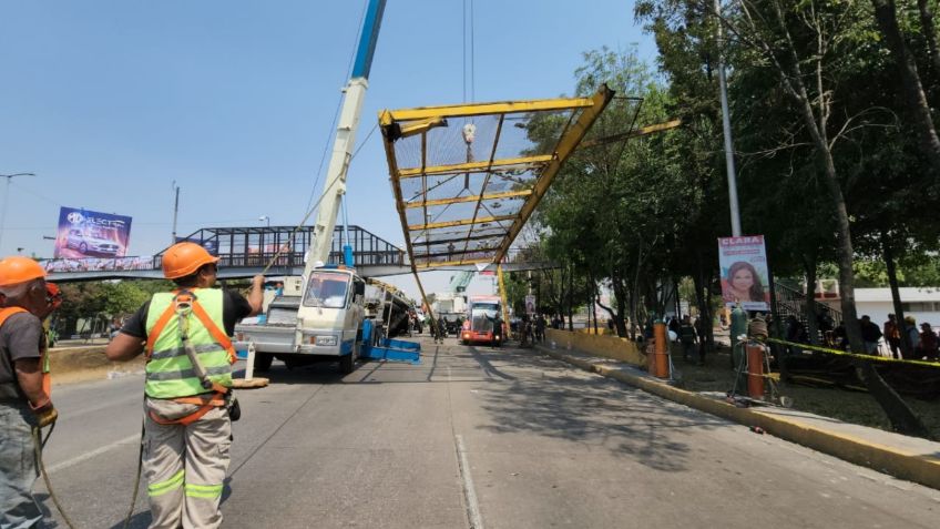 Tras 14 horas retiran estructura que colapsó el tráfico en Circuito Interior