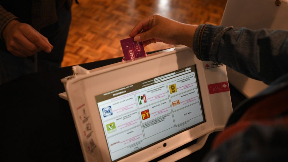 Una urna electrónica con la tarjeta requerida para iniciar su operación.