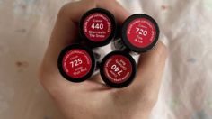 4 labiales Revlon que te transportarán a la estética de los 90 y completarán cualquier look