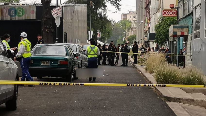 Asesinan a una persona afuera del Metro Revolución, CDMX