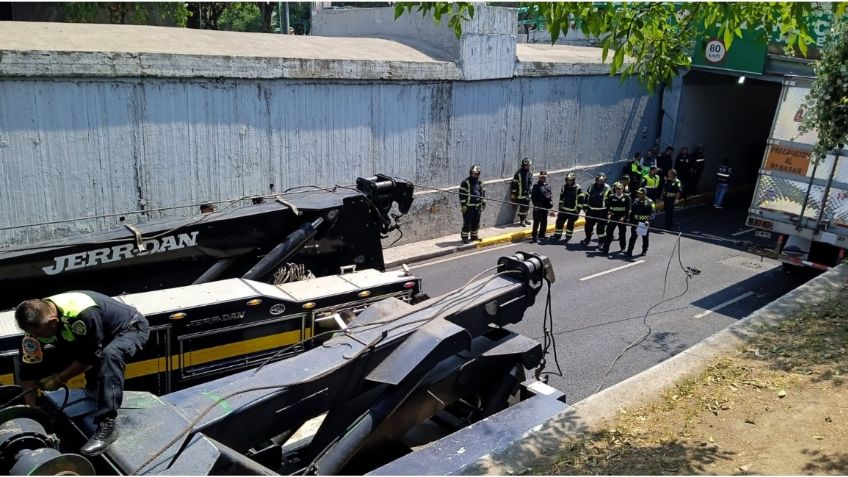 Viaducto y Eje Central: tras más de 10 horas, logran sacar tráiler que quedo atorado en desnivel