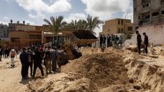 Hallan fosa común con 60 cadáveres en patio de hospital en Gaza