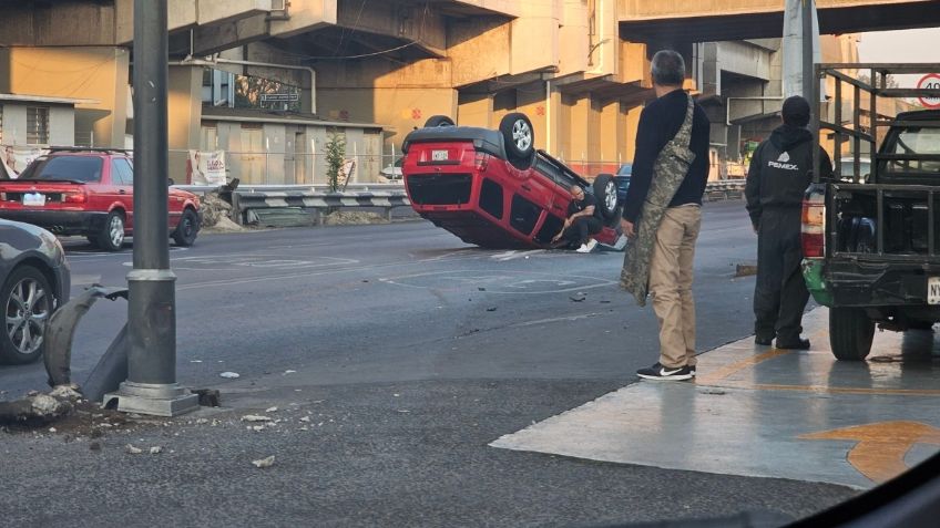 Vuelca camioneta sobre Viaducto Río de la Piedad, cerca del Metro Ciudad Deportiva