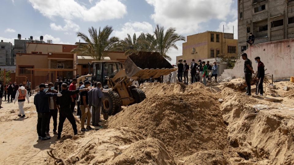 La Defensa Civil Palestina recupera 60 cuerpos de una fosa común dentro del Hospital Nasser en Jan Yunis, Gaza