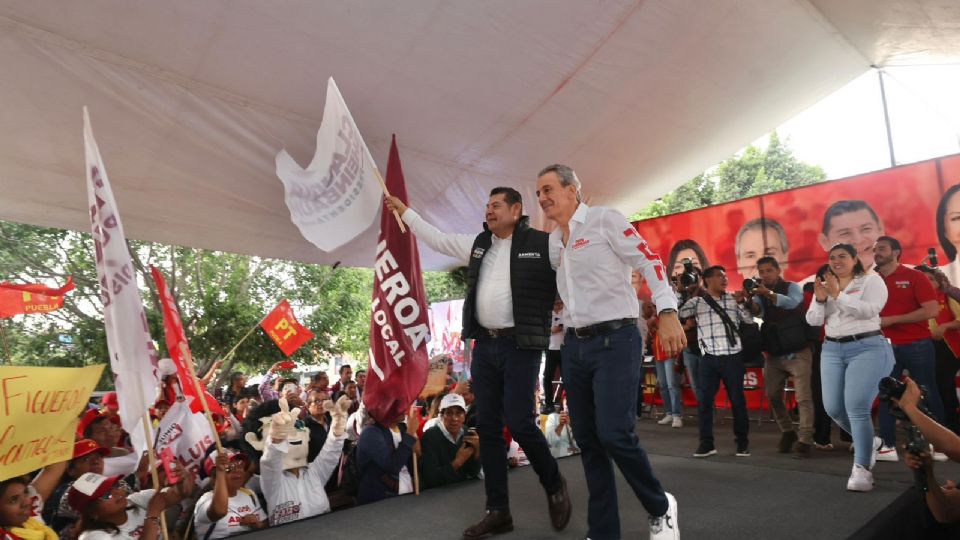 Alejandro Armenta y José Chedraui durante un mitin en la capital de Puebla.