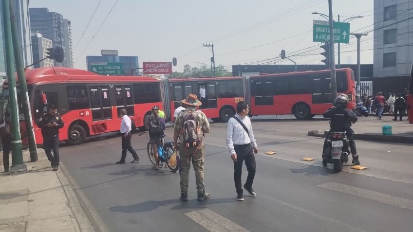 Manifestantes bloquean avenida Insurgentes y Eje 5 Sur