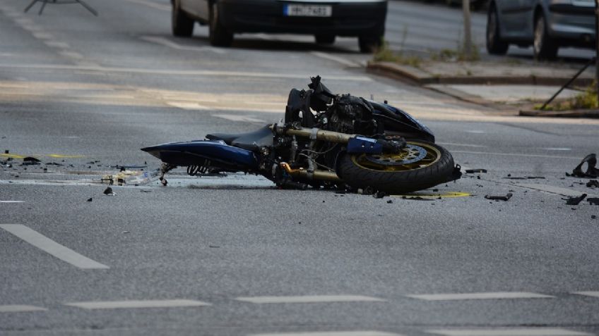 Combi arrolla a motocicleta en la que huían dos presuntos asaltantes; familiares intentan linchar al chofer