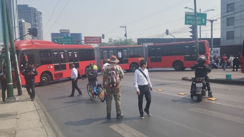 La obstrucción de Avenida Insurgentes ha generado caos vial y retrasos en la Línea 1.