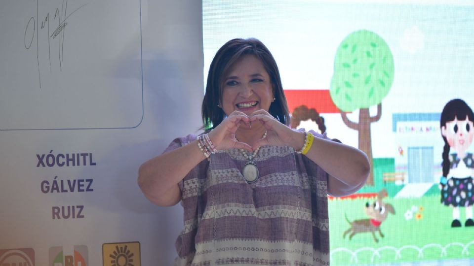 La candidata Xóchitl Gálvez firma el Pacto por la Primera Infancia en el Salón SUM del Papalote Museo del Niño.