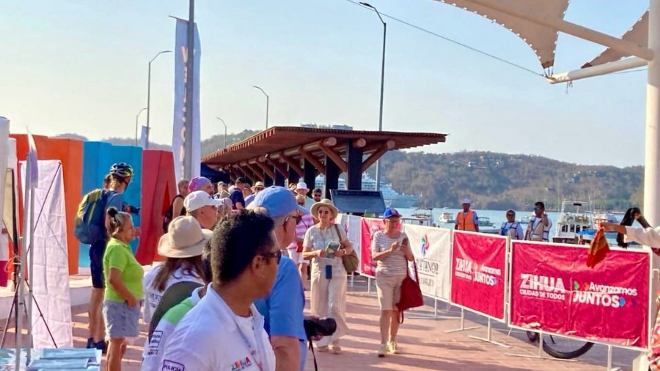 449 pasajeros arribaron al muelle de Zihuatanejo