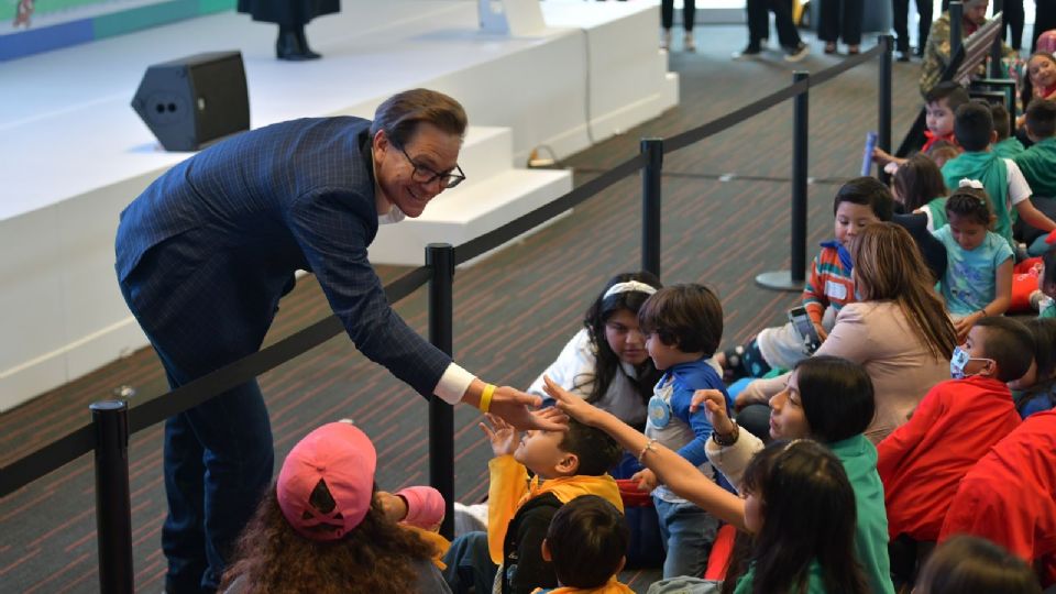 El candidato Salomón Chertorivski firma el Pacto por la Primera Infancia en el Salón SUM del Papalote Museo del Niño.