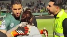 Aplican fuerte multa a portero después abrazar a una mujer en el fútbol de Irán | VIDEO