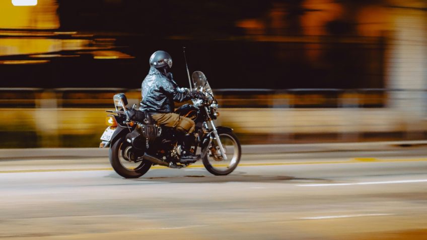 VIDEO: Conductor de una camioneta lanza a motociclista que pateó su puerta; supuestamente lo provocó