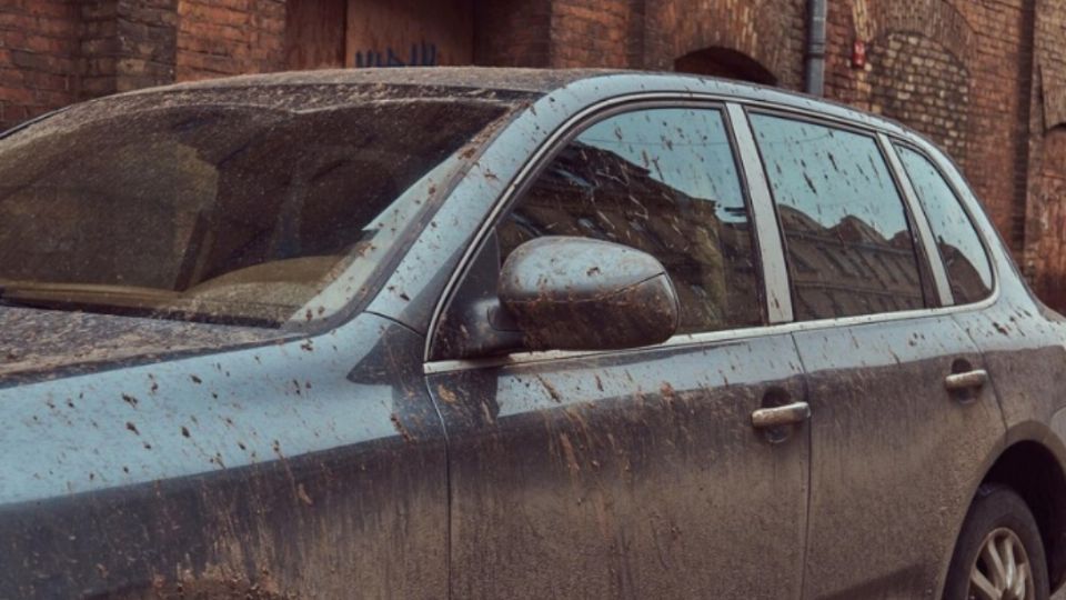 La lluvia ácida es la causante de que las gotas se impregnen en las superficies